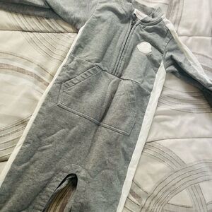 Moncler Kids Bodysuit in Gray and White